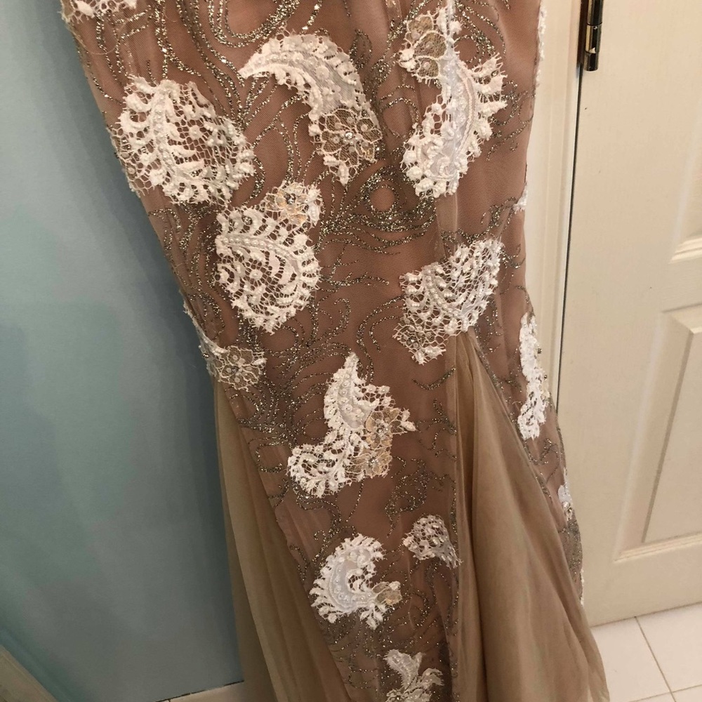 My daughter used this beautiful dress for a wedding in Brazil.